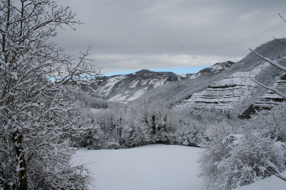 Azzurro d'inverno da Pereto a Montegiusto